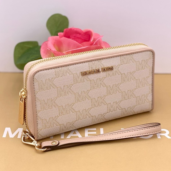 Michael Kors Jet Set Travel Wallet
Phone Case Wristlet Natural Multi Color